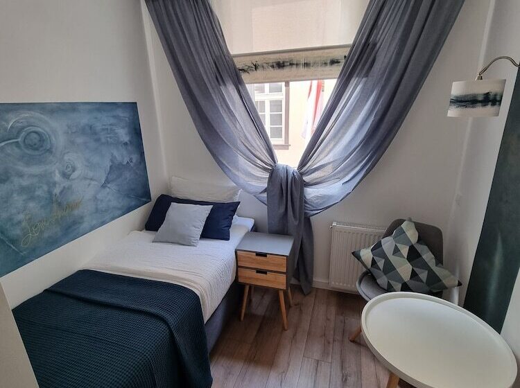 标准单人间, Zur Post