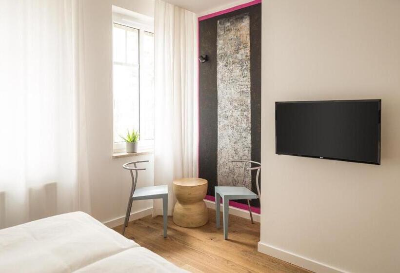 Deluxe Rum, Kolorowe Pola Boutique B&b