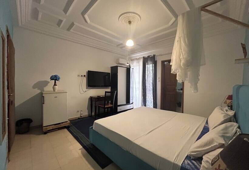 Camera Business, Villa Jade