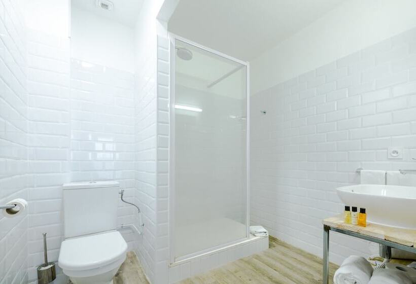 اتاق استاندارد سه نفره, Hôtel Le Grand Bleu