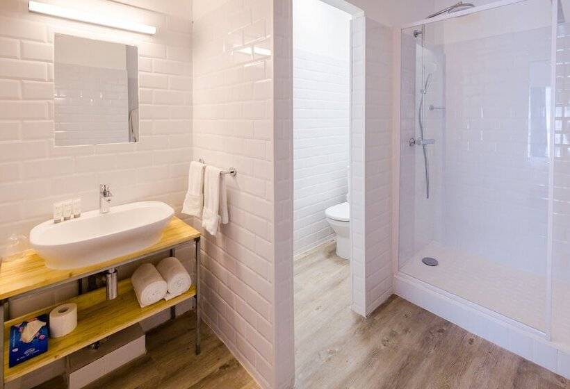 اتاق استاندارد سه نفره, Hôtel Le Grand Bleu