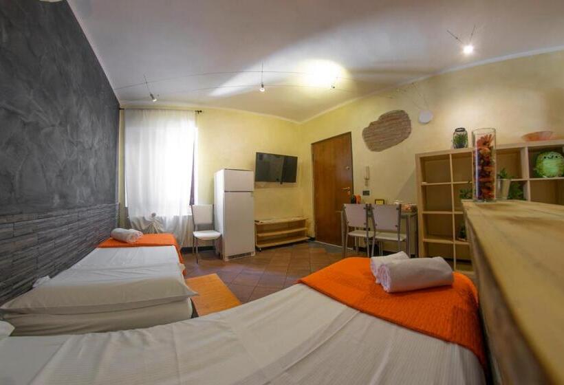 آپارتمان یک خوابه با دری مشترک که هال را جدا می کند., Marconi Rooms And Apartments