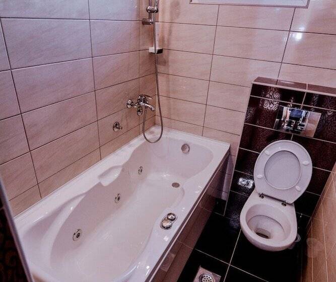 سوییت لوکس, Majna