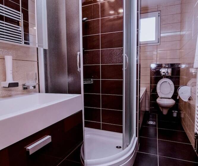 سوییت لوکس, Majna