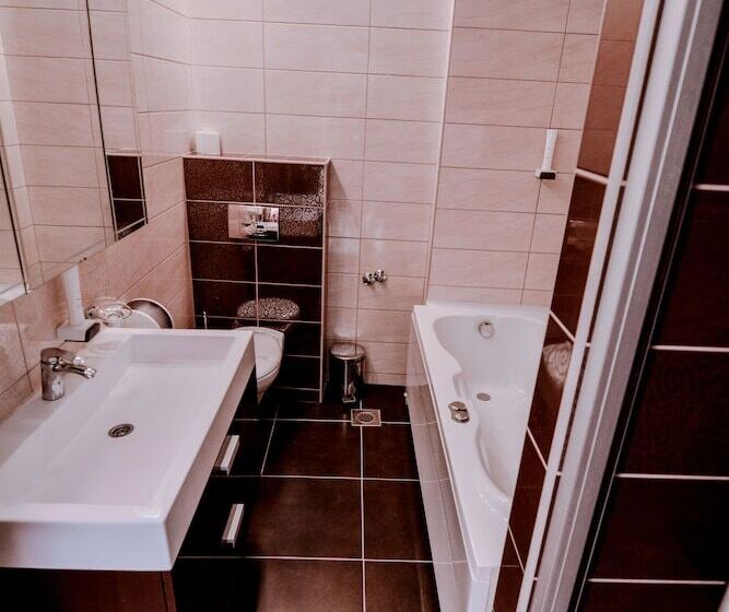 سوییت لوکس, Majna