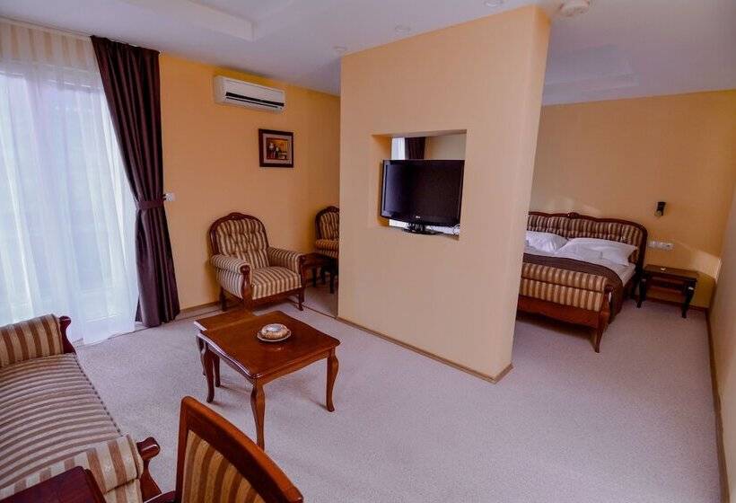 سوییت لوکس, Majna