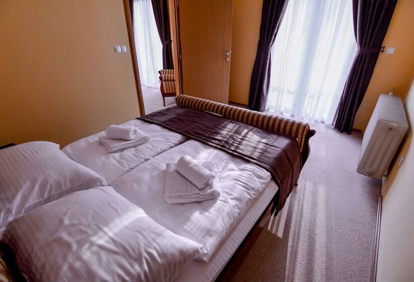 سوییت لوکس, Majna