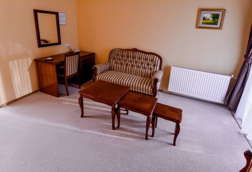 سوییت لوکس, Majna