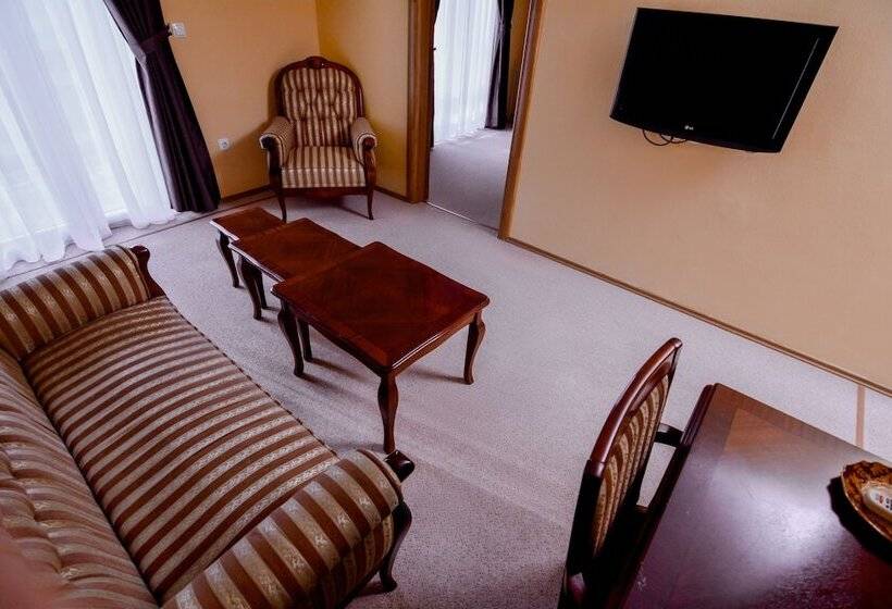 سوییت لوکس, Majna