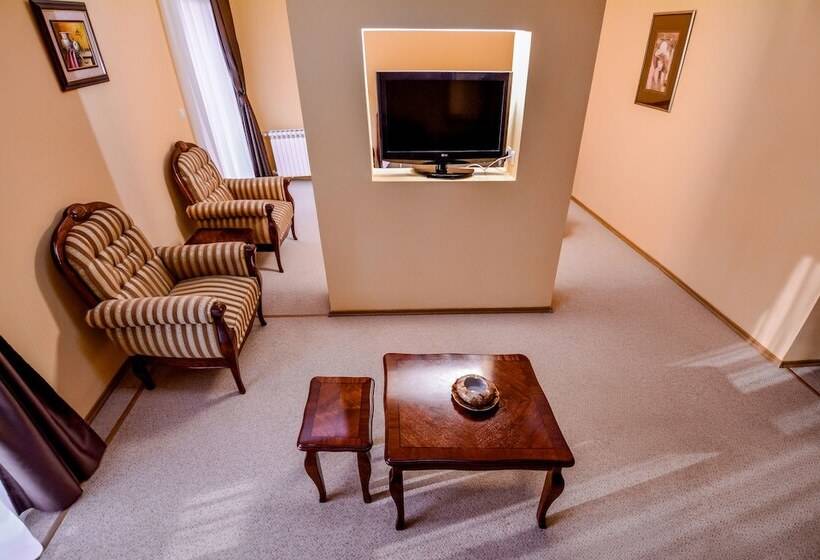 سوییت لوکس, Majna