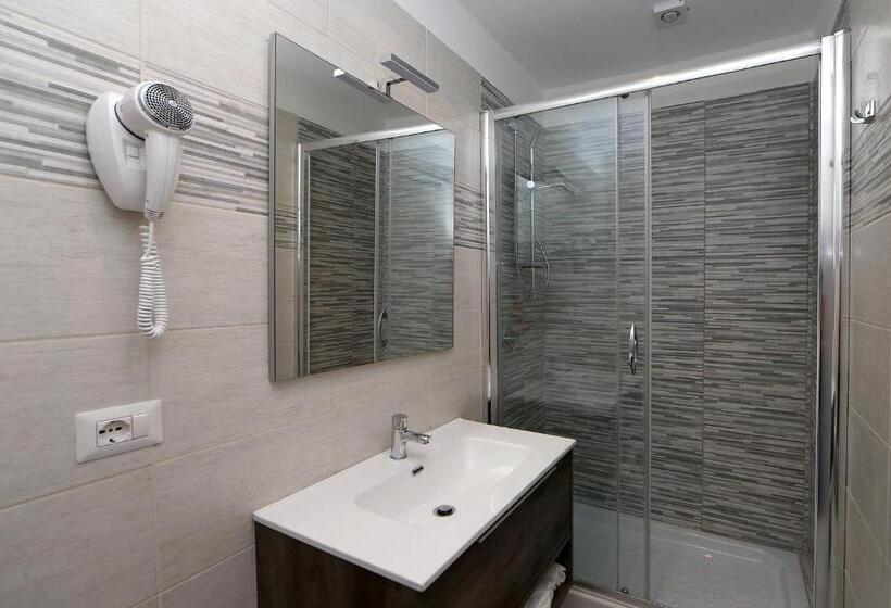 اتاق راحتی سه تخته, 47 Steps