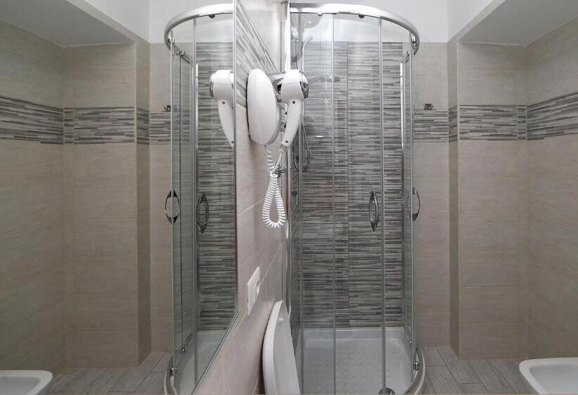 اتاق راحتی سه تخته, 47 Steps