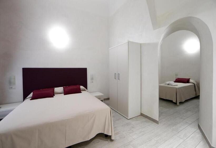 اتاق لوکس سه تخته, 47 Steps