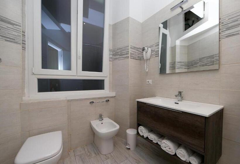 اتاق لوکس سه تخته, 47 Steps