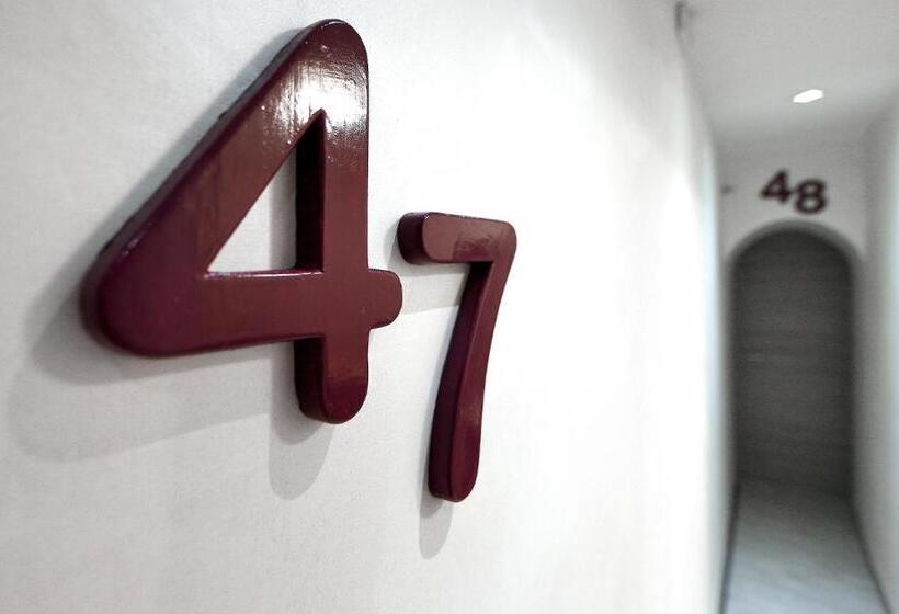 اتاق لوکس سه تخته, 47 Steps