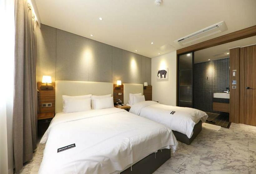 חדר סטנדרט, Brooks Business