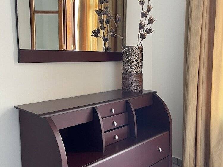 标准三人间, Sofotel