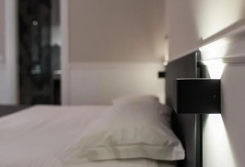 استودیوی استاندارد, Five Boutique Rooms