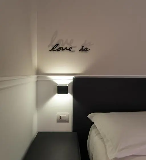 استودیوی استاندارد, Five Boutique Rooms