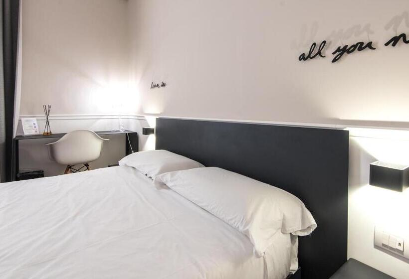 استودیوی استاندارد, Five Boutique Rooms