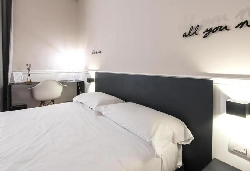 استودیوی استاندارد, Five Boutique Rooms