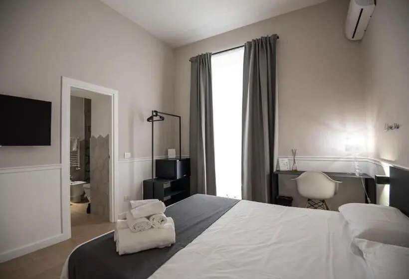 استودیوی استاندارد, Five Boutique Rooms