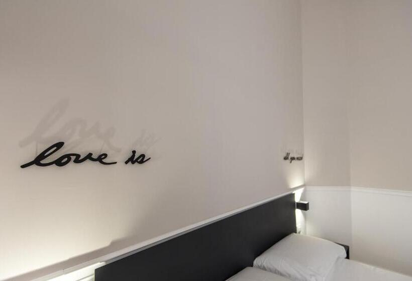 استودیوی استاندارد, Five Boutique Rooms