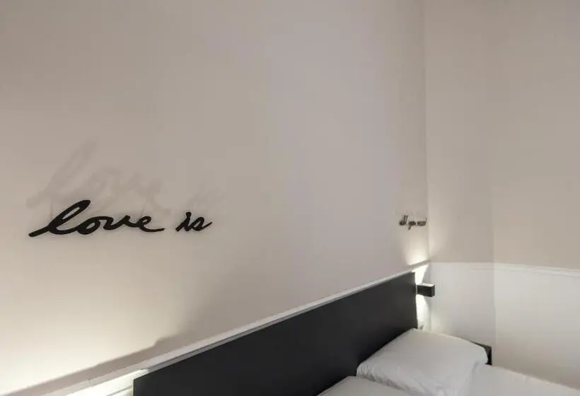استودیوی استاندارد, Five Boutique Rooms