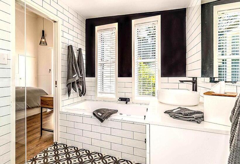 סטודיו דלוקס, Hampton Estate Wines