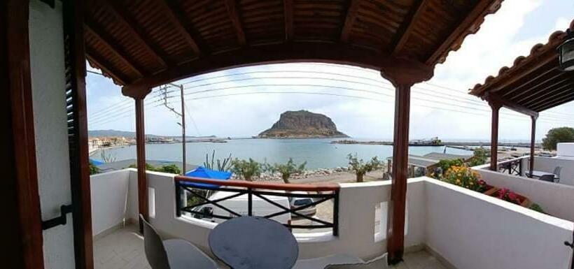 غرفة قياسية مطلّة علي البحر, Agnantio