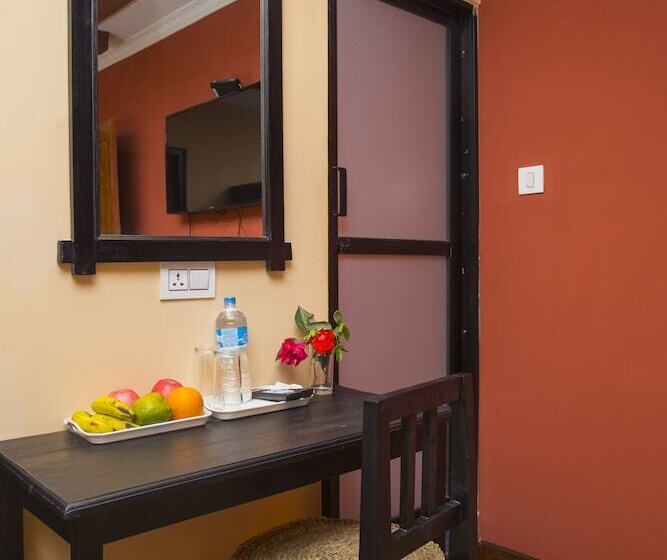 اتاق استاندارد, Gurung's Home