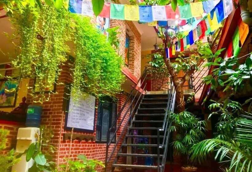 اتاق استاندارد, Gurung's Home