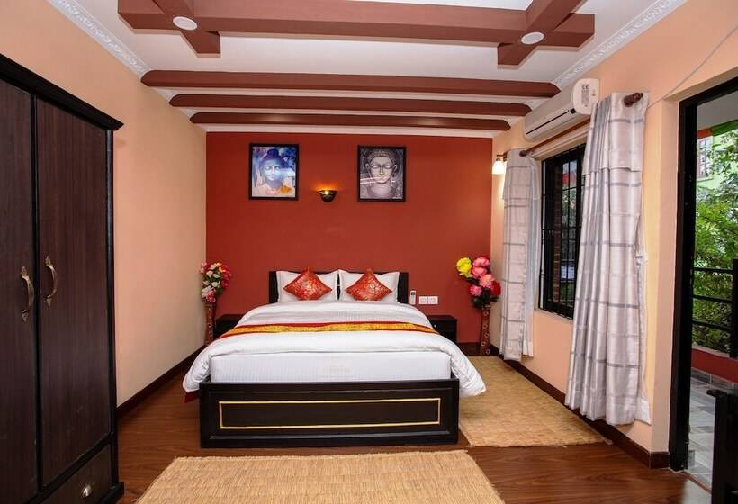 اتاق لوکس, Gurung's Home