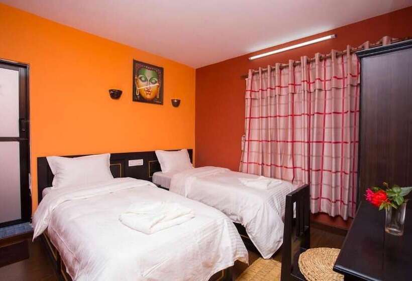 اتاق لوکس, Gurung's Home