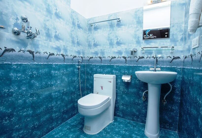 تختخواب در اتاق مشترک, Gurung's Home