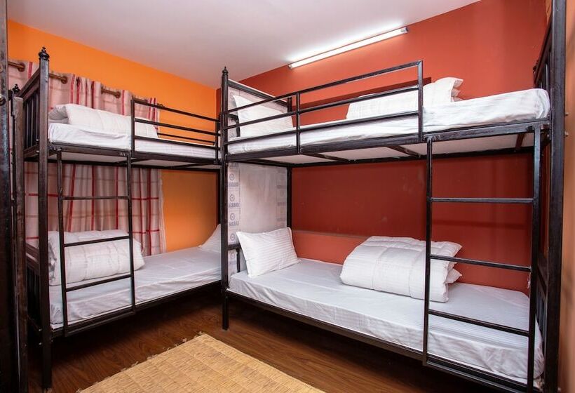 تختخواب در اتاق مشترک, Gurung's Home