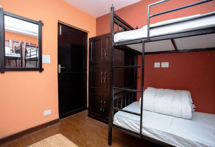 تختخواب در اتاق مشترک, Gurung's Home