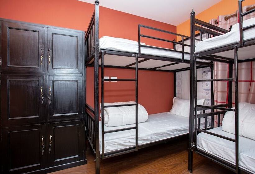 تختخواب در اتاق مشترک, Gurung's Home