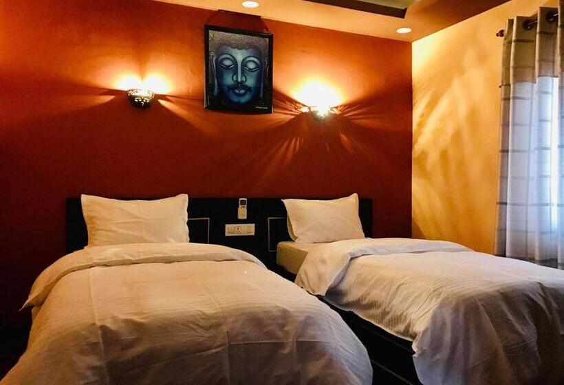 اتاق استاندارد, Gurung's Home