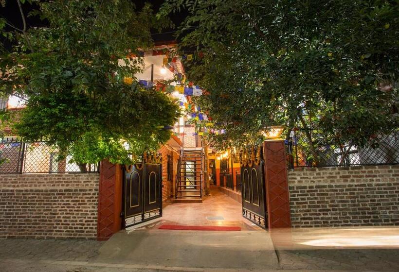 اتاق استاندارد, Gurung's Home