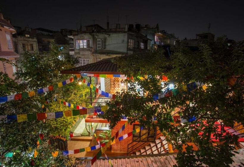 اتاق استاندارد, Gurung's Home