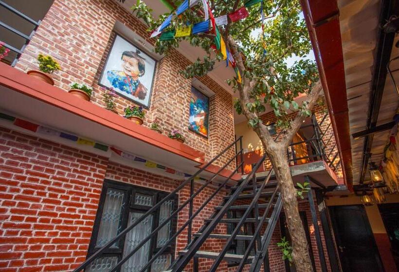 سوییت لوکس, Gurung's Home