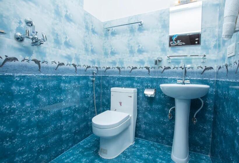 تختخواب در اتاق مشترک, Gurung's Home