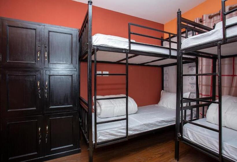 تختخواب در اتاق مشترک, Gurung's Home