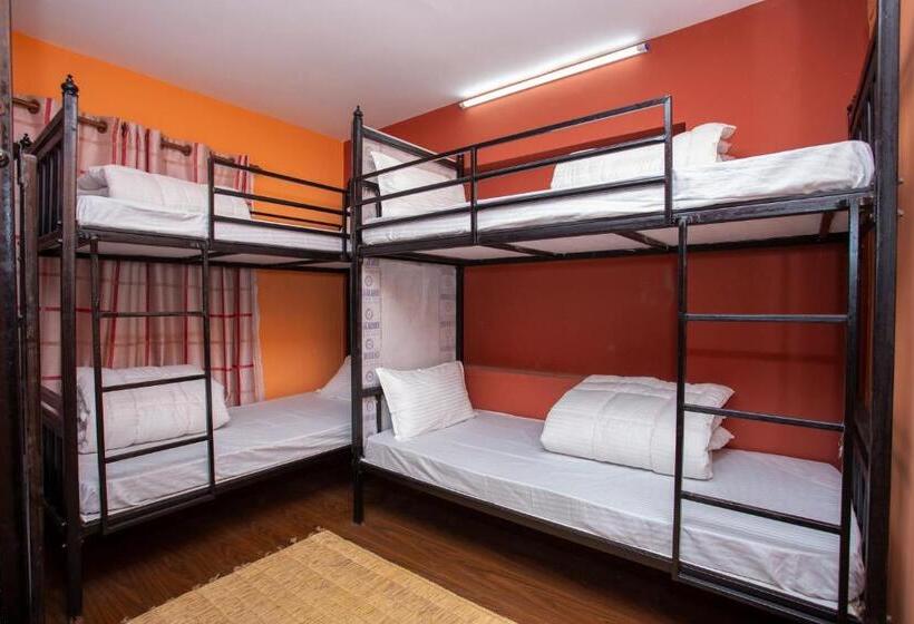 تختخواب در اتاق مشترک, Gurung's Home