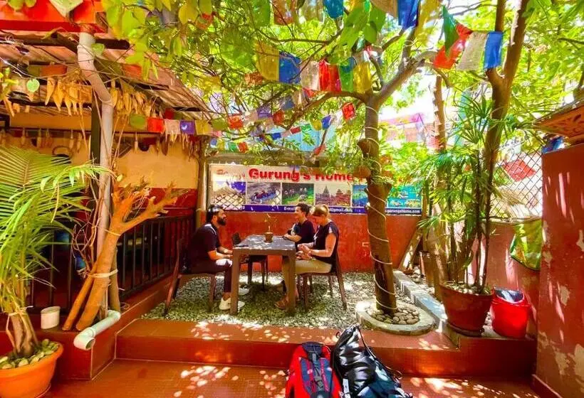 اتاق خانوادگی, Gurung's Home