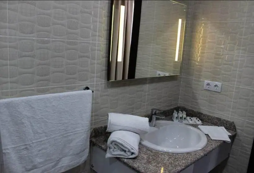 اتاق استاندارد سه نفره, Hôtel Rue D Or