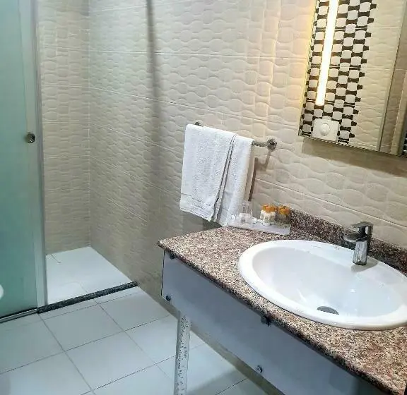 اتاق استاندارد سه نفره, Hôtel Rue D Or