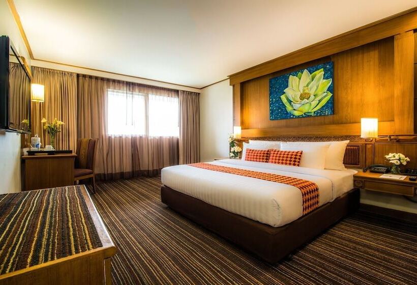 주니어 스위트, Sima Thani