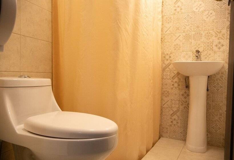 اتاق استاندارد سه نفره, Lar Antiqua